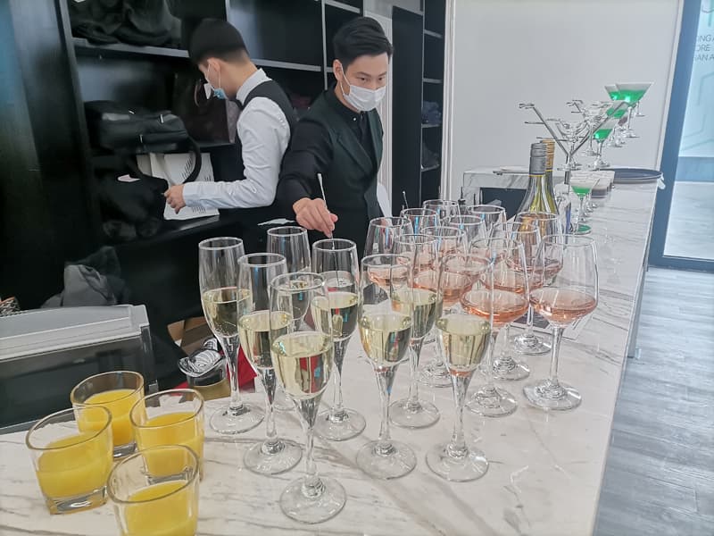 调酒师及酒水台