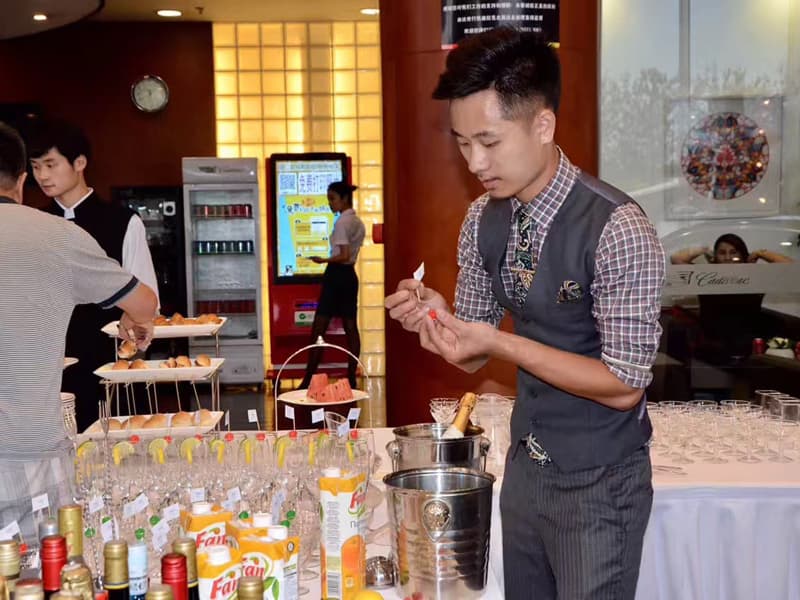调酒师在调酒