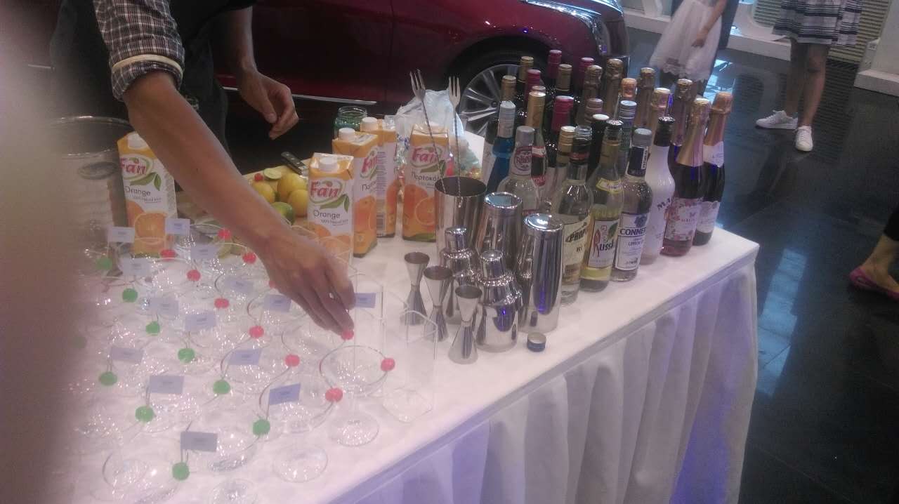 调酒师现场调制鸡尾酒