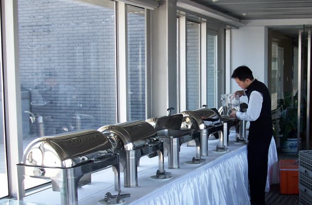 自助餐服务特点，自由取餐、菜品多样、社交互动等元素
