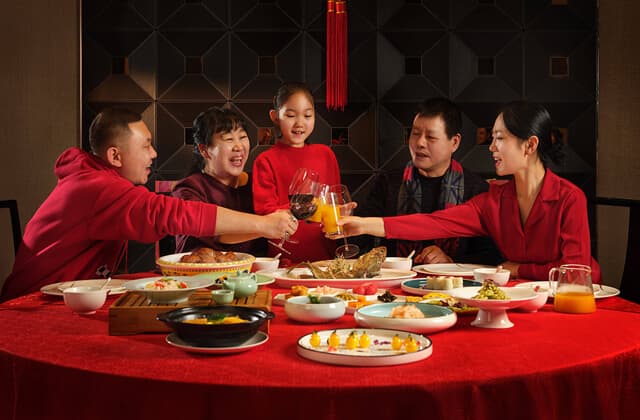 家宴订制服务，个性化菜单、温馨布置与家庭氛围