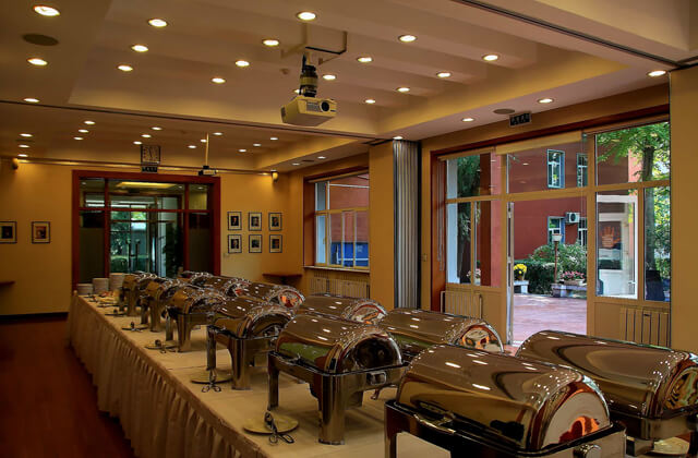 展示“buffet”一词的起源，源自法语“bufet”，最初指餐具柜，后演变为自助餐的含义