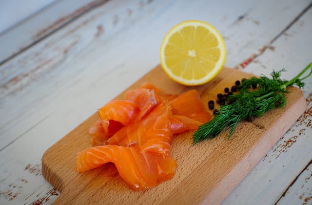 烟熏三文鱼切片，鲜嫩橙红色泽，常用于冷餐会或西式前菜